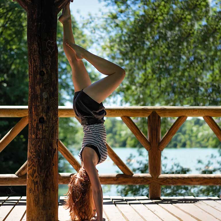 Posture de yoga, équilibre sur les mains